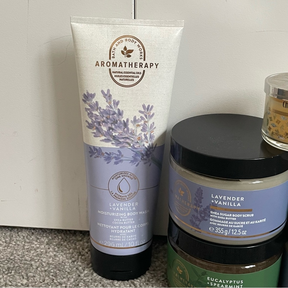 Bath and Body Works Body Scrub and Body Wash Bundle + Mini Candle - Picture 2 of 9